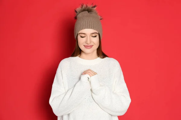 Jovem Mulher Vestindo Suéter Quente Chapéu Fundo Vermelho Temporada Inverno — Fotografia de Stock