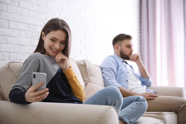 Mujer Joven Con Smartphone Ignorando Novio Casa Problemas Relación — Foto de Stock