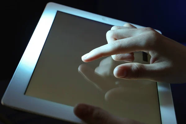 Mujer Usando Tableta Sobre Fondo Oscuro Primer Plano — Foto de Stock