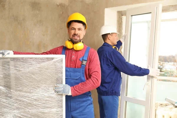 Trabajadores Uniforme Instalando Ventanas Plástico Interiores —  Fotos de Stock