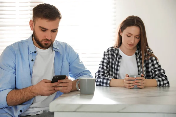 Joven Hombre Prefiriendo Teléfono Inteligente Sobre Novia Casa Problemas Relación — Foto de Stock