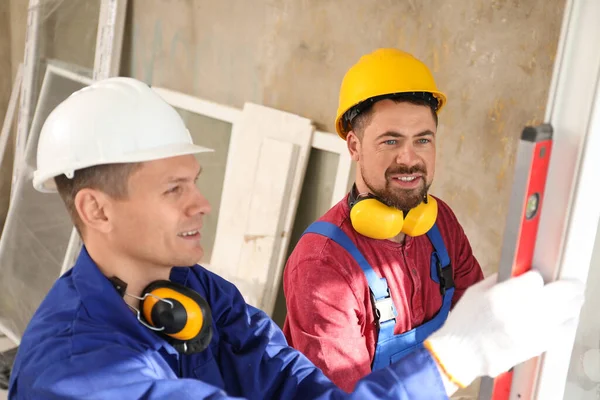 Arbetstagare Som Använder Bubbelnivå För Att Installera Fönster Inomhus — Stockfoto