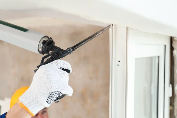 Trabalhador Usando Arma Espuma Para Instalação Janela Dentro Casa Close — Fotografia de Stock