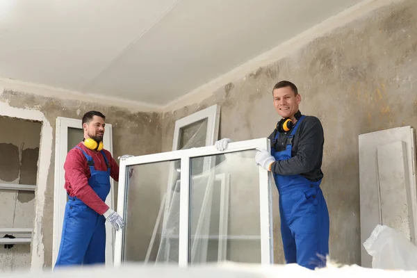 Trabajadores Uniforme Con Nueva Ventana Plástico Interior —  Fotos de Stock