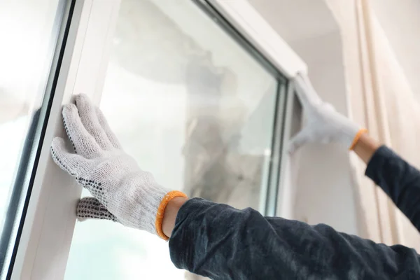 Arbeiter Beim Einbau Von Kunststofffenstern Innenräumen Nahaufnahme — Stockfoto