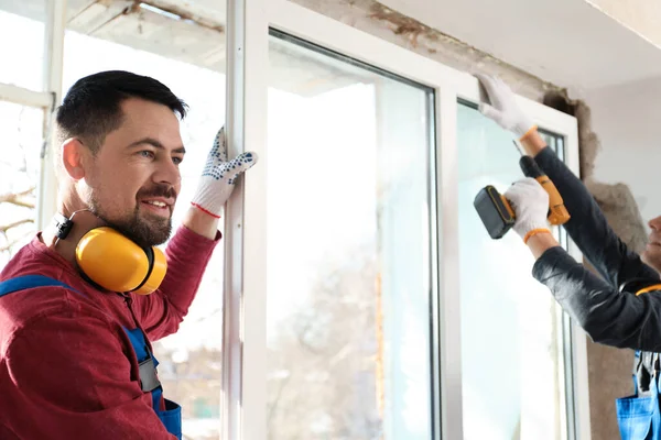 Trabajadores Uniforme Instalando Ventana Plástico Interiores —  Fotos de Stock