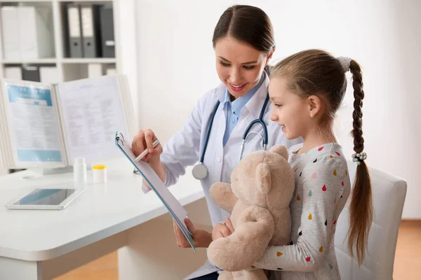 Kinderarzt Arbeitet Mit Kleinem Patienten Klinik — Stockfoto