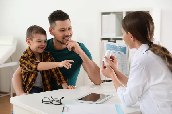 Far Och Son Besöker Barnläkare Läkare Arbetar Med Liten Patient — Stockfoto