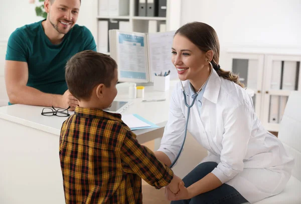 Otec Syn Návštěvě Pediatra Doktor Vyšetřuje Malého Pacienta Stetoskopem Nemocnici — Stock fotografie