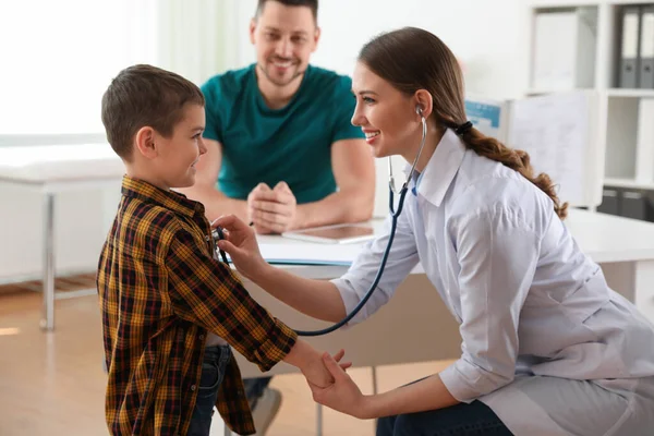 Vader Zoon Bezoek Bij Een Kinderarts Dokter Onderzoekt Kleine Patiënt — Stockfoto