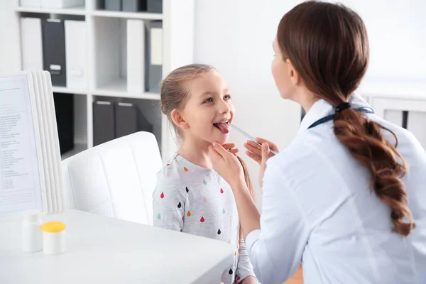 Médico Infantil Examinando Garganta Pequeno Paciente Clínica — Fotografia de Stock