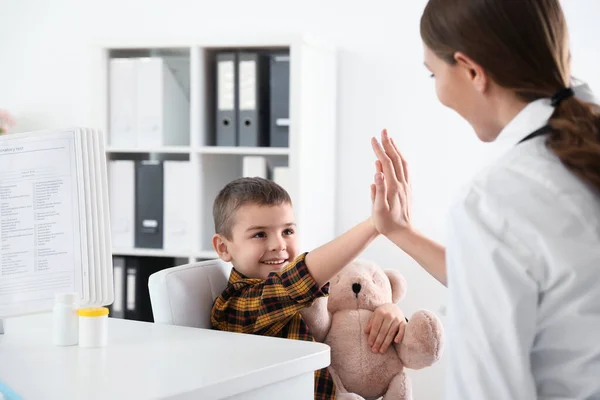 Médico Infantil Trabalhando Com Pouco Paciente Clínica — Fotografia de Stock