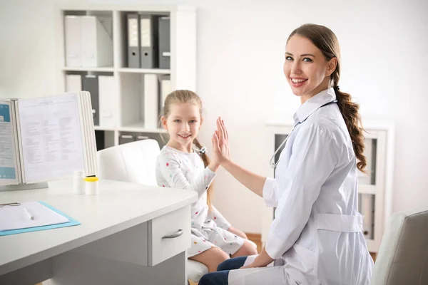 Παιδογιατρός Που Εργάζεται Μικρή Ασθενή Στην Κλινική — Φωτογραφία Αρχείου