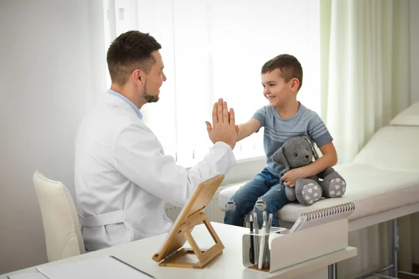 Barnläkare Som Arbetar Med Liten Patient Kliniken — Stockfoto