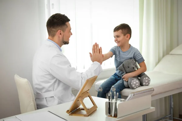 Médico Infantil Trabalhando Com Pouco Paciente Clínica — Fotografia de Stock