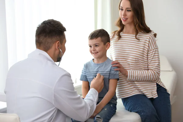 Matka Syn Návštěvě Pediatra Doktor Vyšetřuje Malého Pacienta Stetoskopem Nemocnici — Stock fotografie