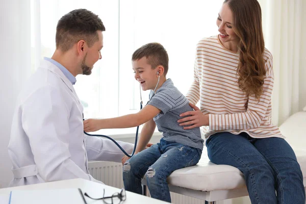 Mãe Filho Visitar Pediatra Médico Que Trabalha Com Paciente Hospital — Fotografia de Stock