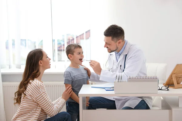 Mother Son Visiting Pediatrician Doctor Examining Little Patient Throat Hospital — Stock Photo, Image