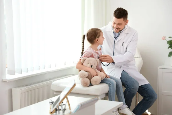 Médico Niños Examinando Pequeño Paciente Con Estetoscopio Clínica —  Fotos de Stock
