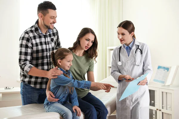 Eltern Und Tochter Beim Kinderarzt Arzt Arbeitet Mit Patient Krankenhaus — Stockfoto