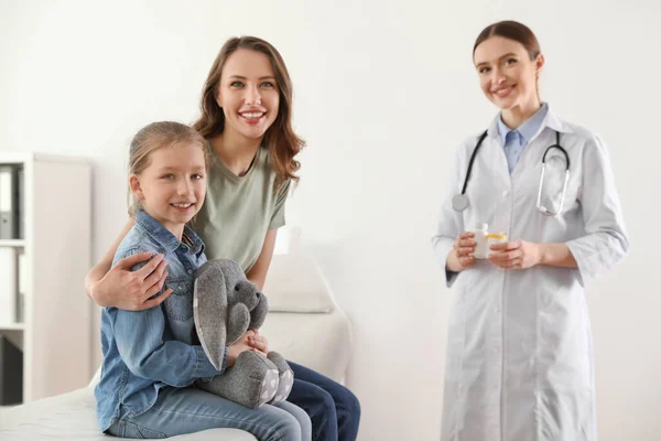 Madre Hija Visitando Pediatra Médico Trabajando Con Paciente Hospital —  Fotos de Stock