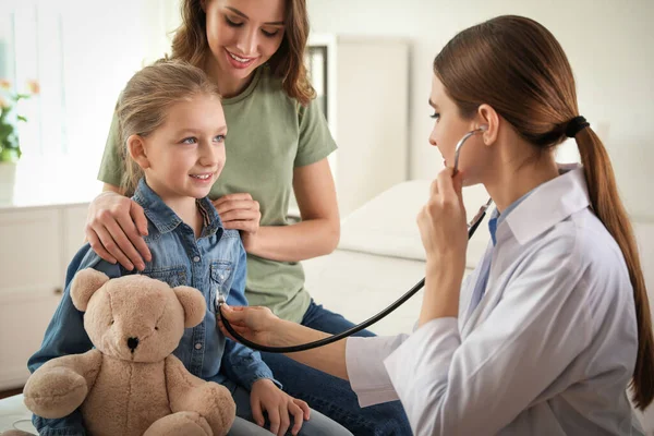 Matka Dcera Návštěvě Pediatra Doktor Vyšetřuje Malého Pacienta Stetoskopem Nemocnici — Stock fotografie