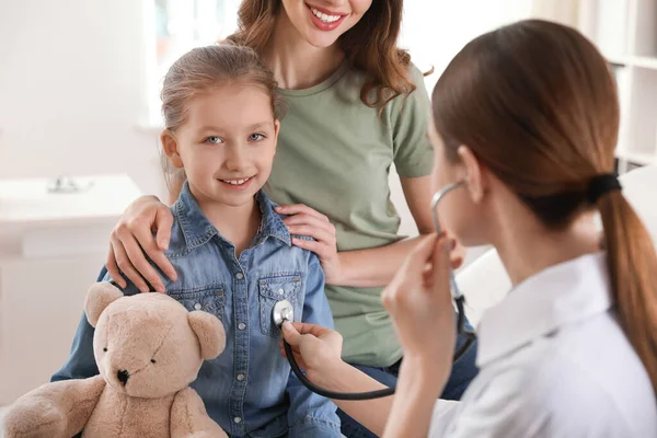 Matka Dcera Návštěvě Pediatra Doktor Vyšetřuje Malého Pacienta Stetoskopem Nemocnici — Stock fotografie