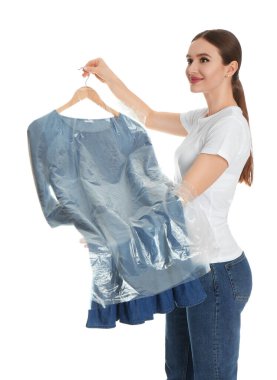 Beyaz arka planda elbise askısı olan genç bir kadın. Kuru temizleme servisi.