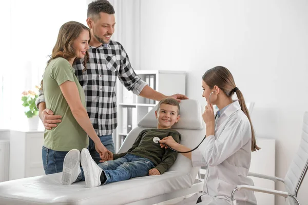 Szülők Fia Meglátogatják Gyerekorvost Orvos Sztetoszkóppal Vizsgálja Beteget Kórházban — Stock Fotó