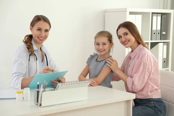 Mor Och Dotter Besöker Barnläkare Läkare Som Arbetar Med Patienten — Stockfoto