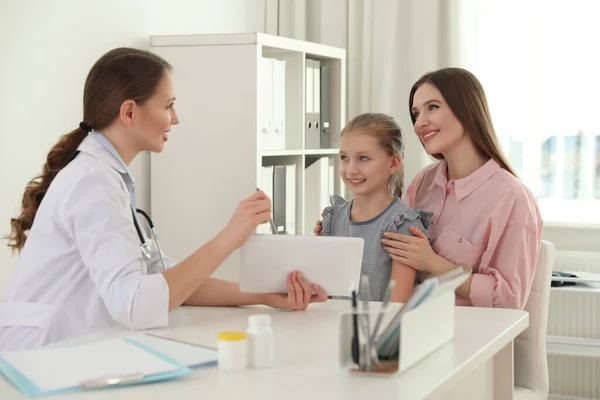 Mor Och Dotter Besöker Barnläkare Läkare Som Arbetar Med Patienten — Stockfoto