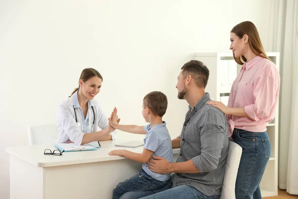 Батьки Син Відвідують Педіатра Лікар Працює Пацієнтом Лікарні — стокове фото