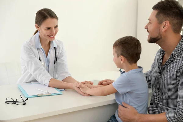 Vader Zoon Een Bezoek Aan Kinderarts Arts Werkzaam Met Patiënt — Stockfoto