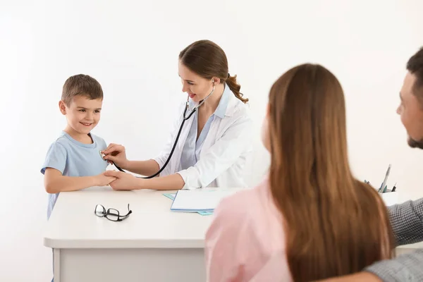 Ebeveynler Oğulları Çocuk Doktorunu Ziyaret Ediyor Doktor Hastanede Steteskoplu Küçük — Stok fotoğraf