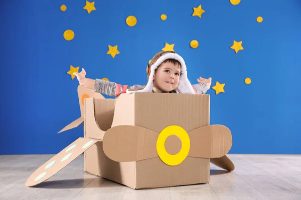 Roztomilé Malé Dítě Hraje Lepenkovým Letadlem Blízkosti Modré Zdi — Stock fotografie