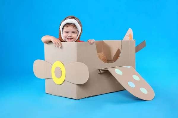 Bonito Criança Brincando Com Avião Papelão Fundo Azul Claro — Fotografia de Stock