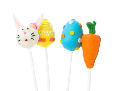 Beyaz arka planda farklı tatlı pastalar. Paskalya tatili