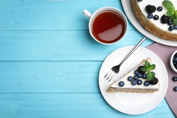 파란색 탁자에 블루베리가 맛있는 케이크는 원문을 — 스톡 사진