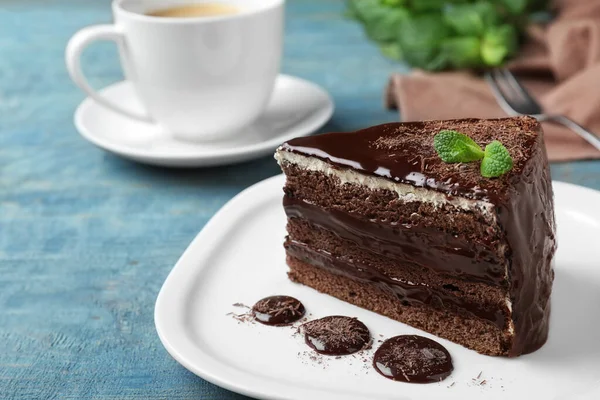 Köstlicher Schokoladenkuchen Mit Minze Auf Hellblauem Holztisch Nahaufnahme — Stockfoto