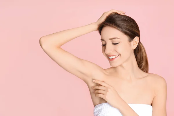 Young Woman Showing Armpit Smooth Clean Skin Pink Background — Stock Photo, Image