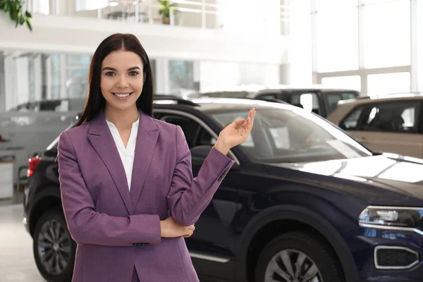 Feliz Joven Vendedora Salón Coches Modernos —  Fotos de Stock