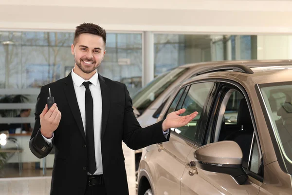 Jonge Verkoper Met Sleutel Buurt Van Auto Dealer — Stockfoto