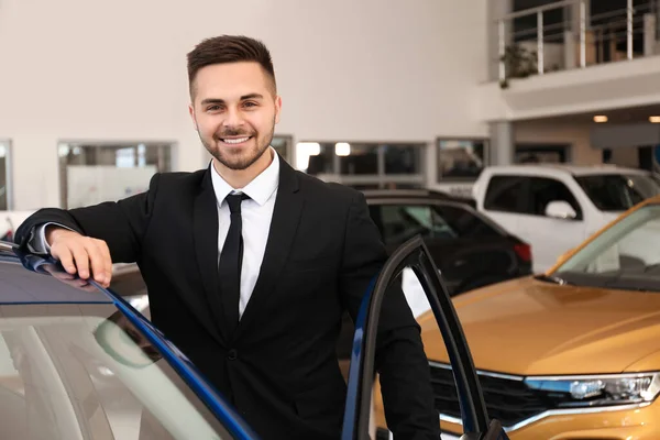 Jonge Verkoper Buurt Van Nieuwe Auto Dealerovereenkomst — Stockfoto