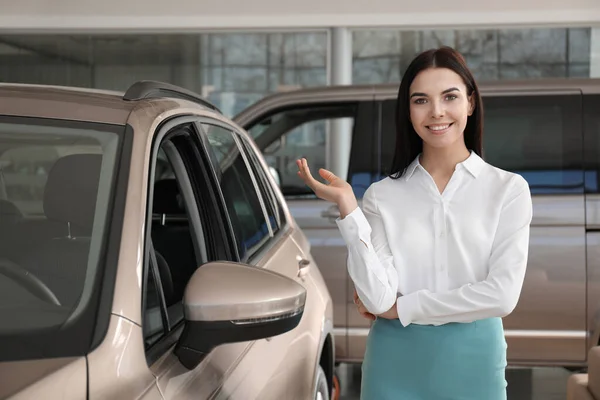 Vendedora Joven Cerca Coche Nuevo Concesionaria —  Fotos de Stock