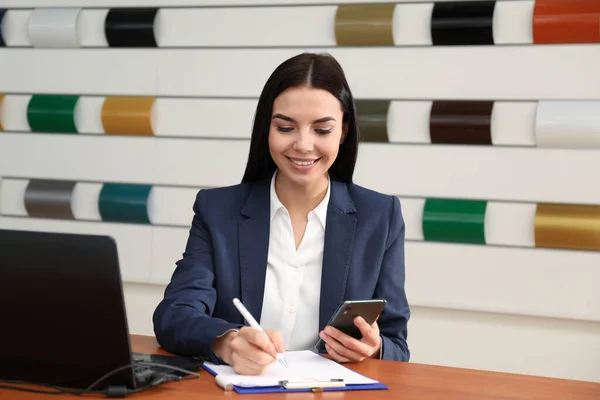 Verkäuferin Arbeitet Schreibtisch Autohaus — Stockfoto