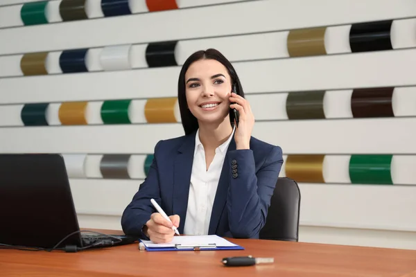 Saleswoman Berbicara Telepon Meja Dealer Mobil — Stok Foto