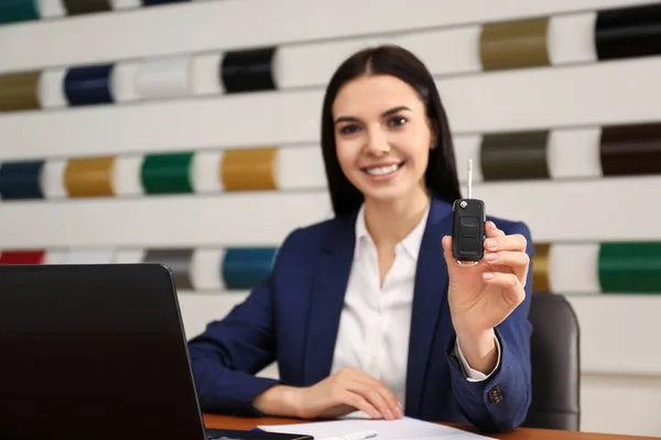 Saleswoman Dengan Kunci Mobil Meja Kantor — Stok Foto