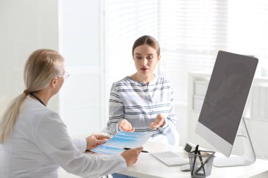 Klinikteki danışman doktor hasta.