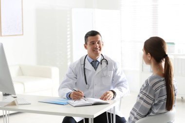 Klinikteki danışman doktor hasta.