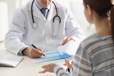 Klinikteki danışman doktor hasta, yakın plan.